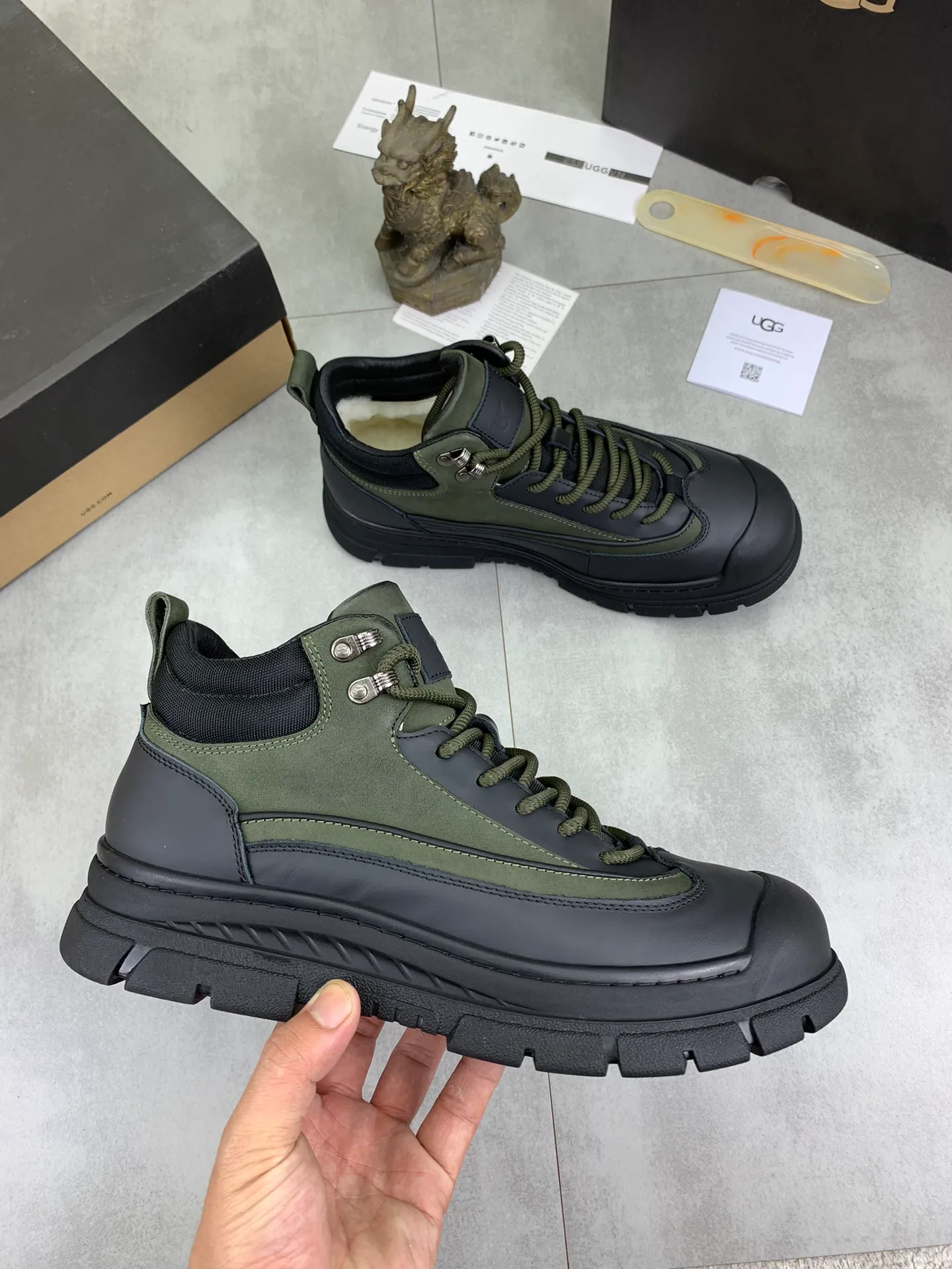 Men's Men's Shoes P620 [New Style] 💰 🆘 "Real Wool" [UGG] 👉 Popular men's shoes official website synchronization 🔰 Genuine quality [proud] is not comparable to the imitations in the general market 🌀 The upper is imported Italian frosted cowhide, and the lining: foot pad 🅰️ grade 🐑 real wool 👻 Only Grade A can show the effect The hand feels smooth and delicate 🔱The shoe shape is grand, only genuine factories can achieve it 🎄The perfect toughness of the original outsole 👻⬛️ allows customers to bid farewell to one-time consumption. Real wool lining, super warm. 3️⃣Colors available Sizes: 38-44